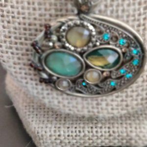 Vintage Costume Pendant Necklace. Pretty Oval Pendant with faux rhinestones.